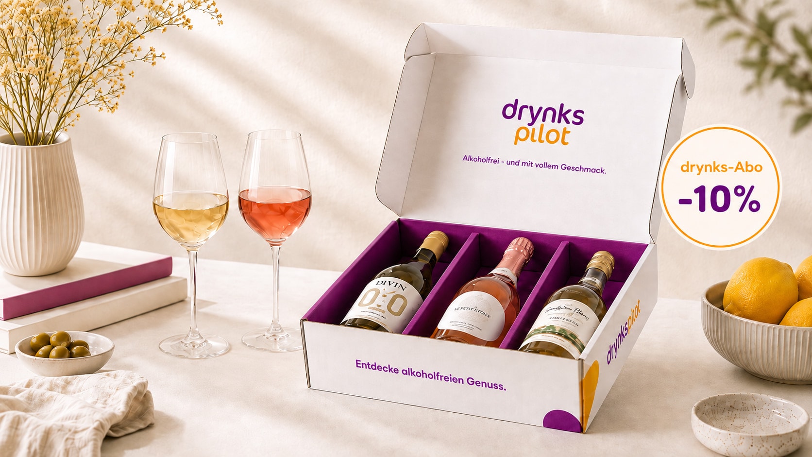 Offene drynkspilot Abo-Box mit drei Flaschen, Weingläsern und drynks-Abo -10% Badge