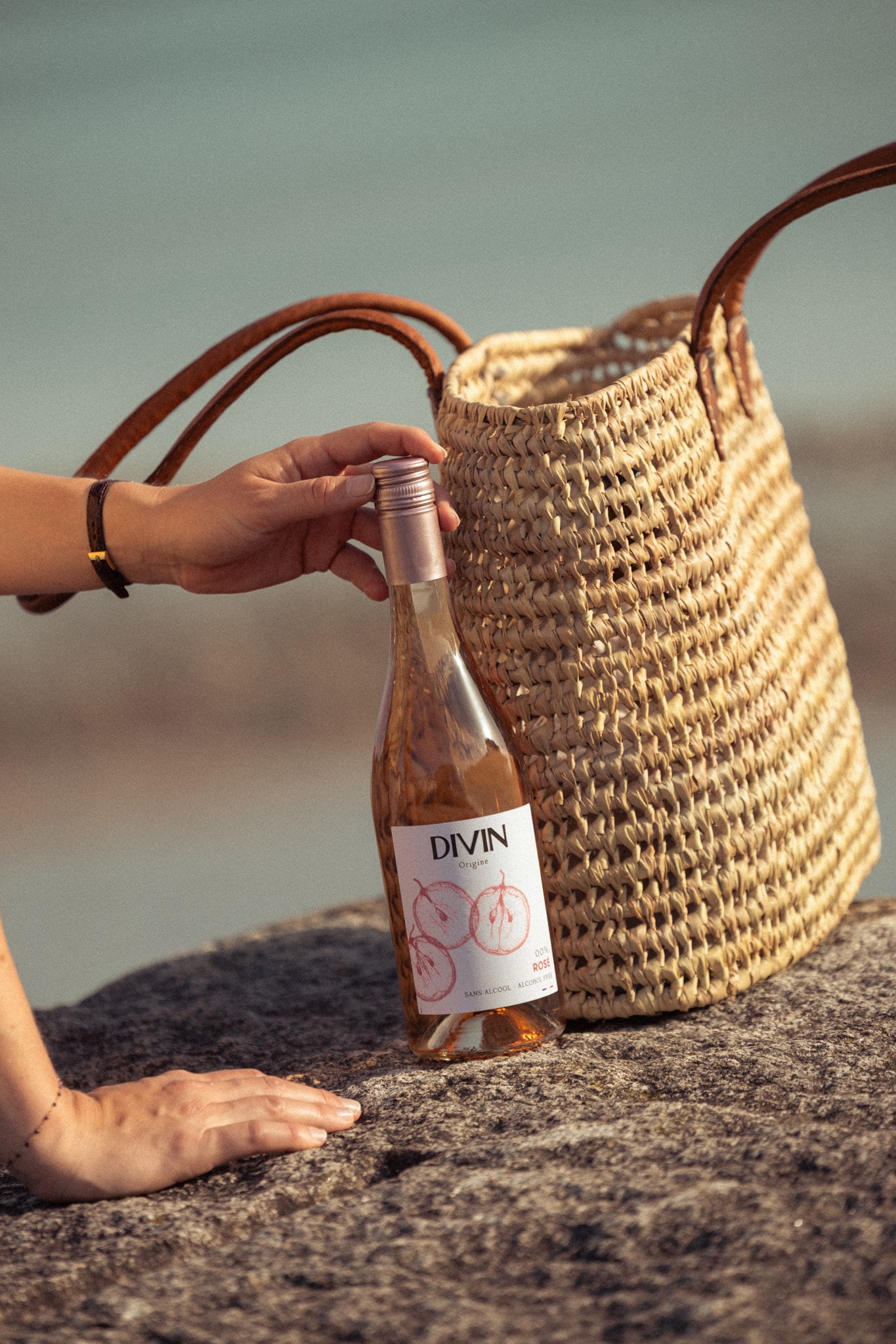 DIVIN Rosé am Strand mit Strandtasche