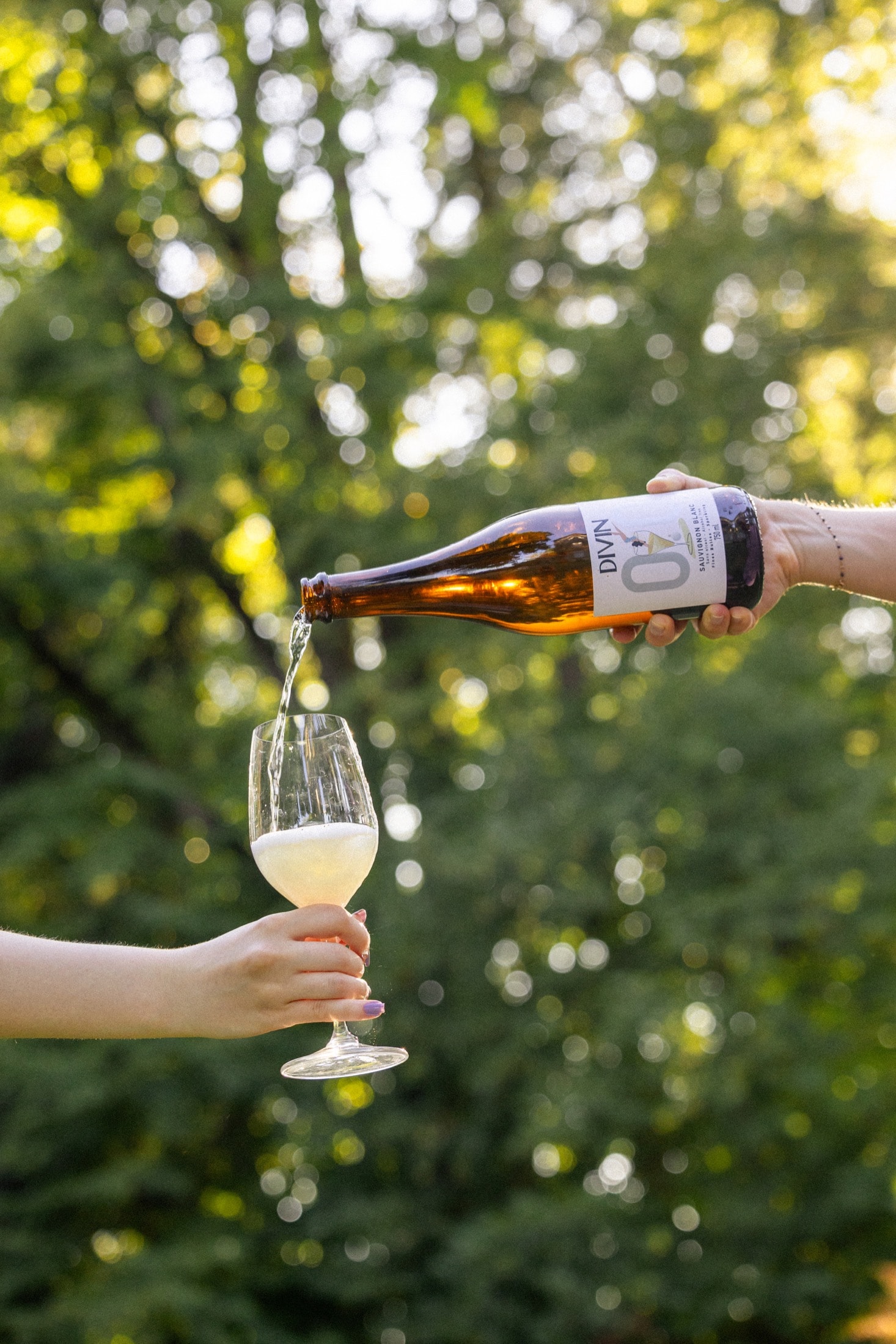 DIVIN Sauvignon Blanc Sparkling wird in ein Glas eingeschenkt