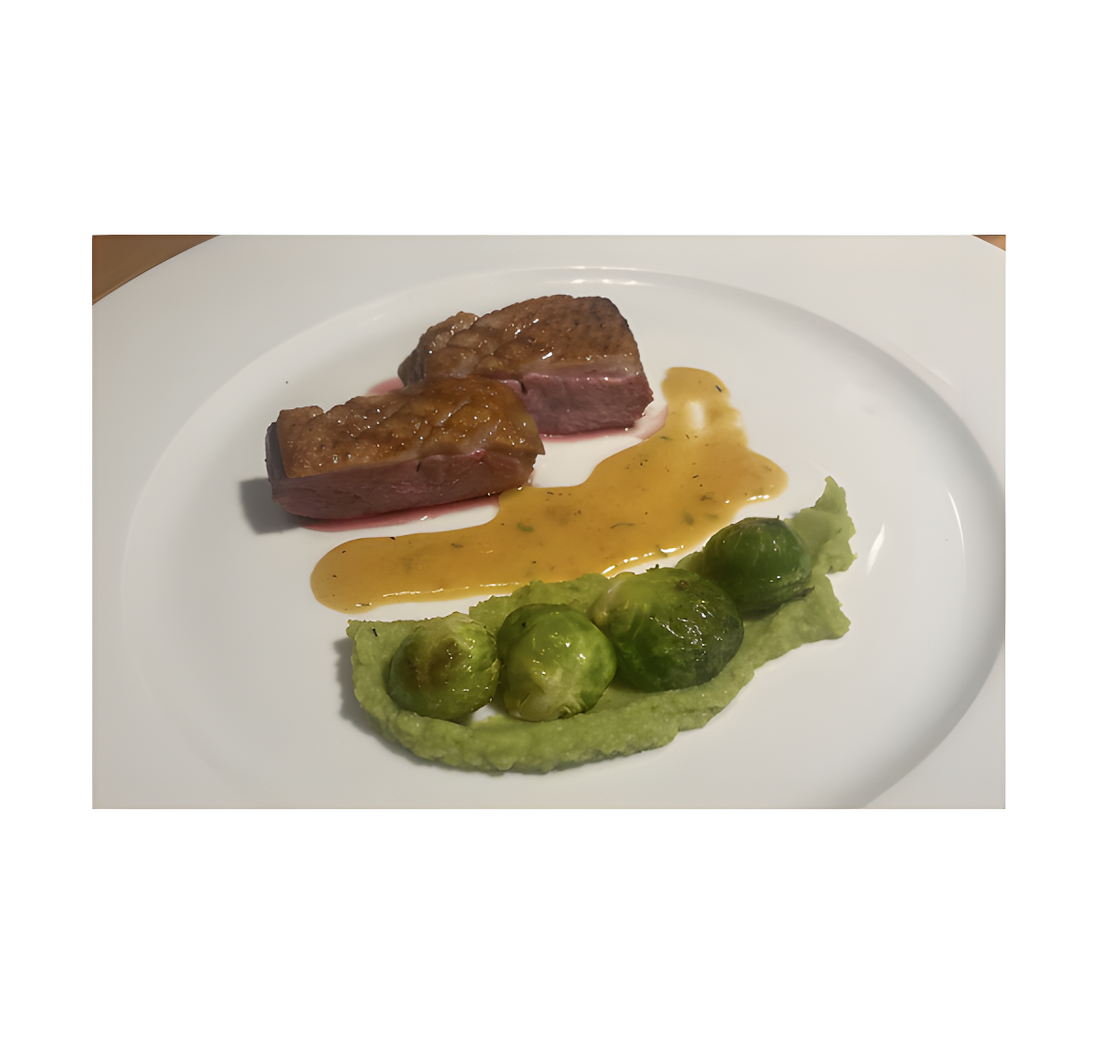 ENTENBRUST AUF ROSENKOHL MIT ORANGENSAUCE