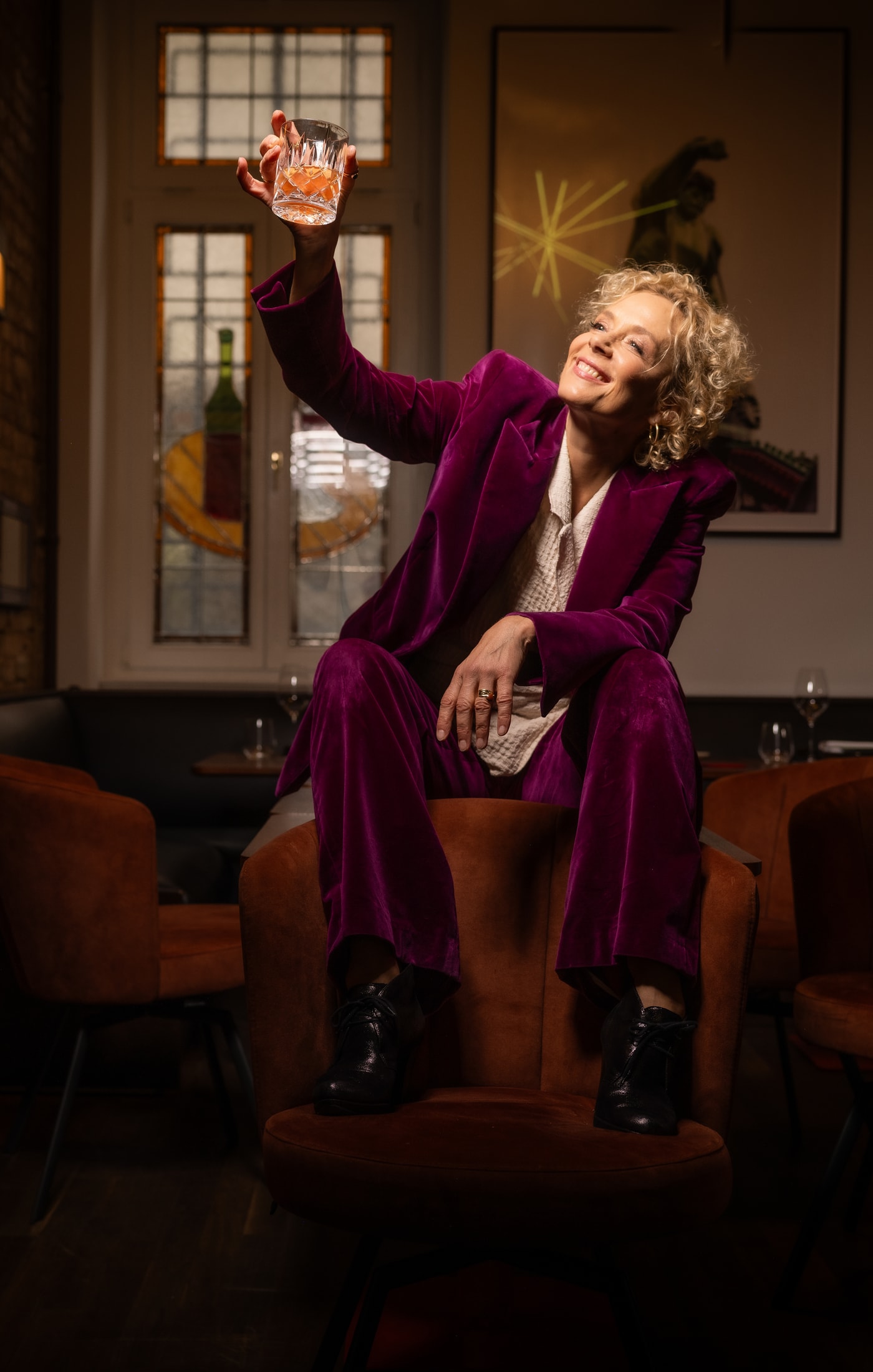 Frau mit Glas im Lounge-Setting