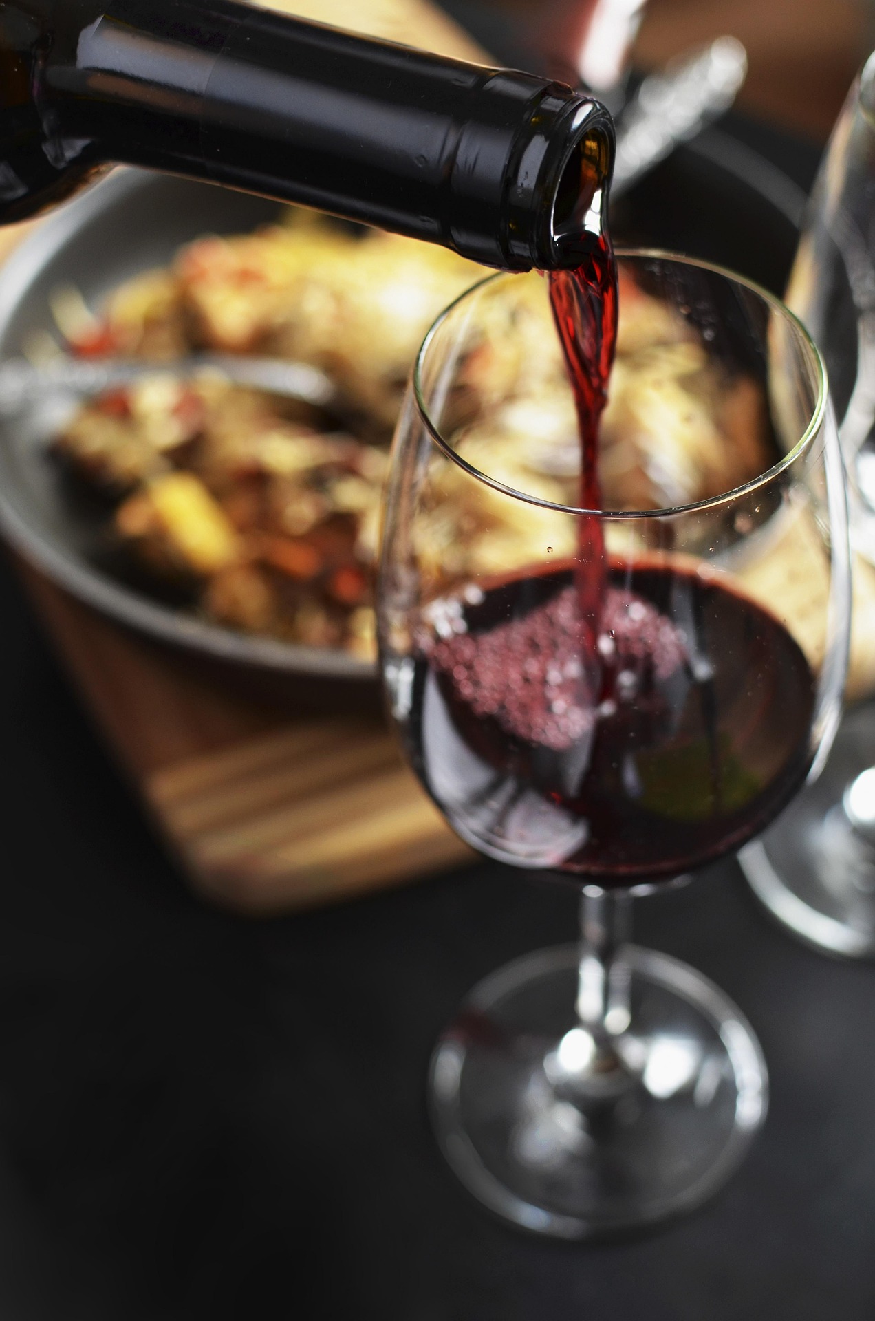 Wein wird ins Glas eingeschenkt